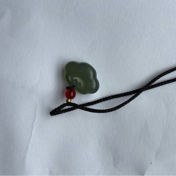 Elegant Jade Pendant Necklace - Picture 3 of 3
